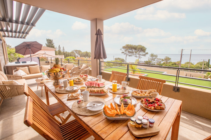 Vue salle � manger (vue mer) X